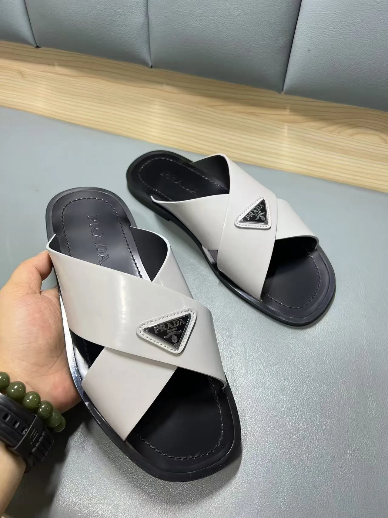 340💰PRADA Prada’s latest slippers are synchronized with the official website. This slipper is made of the brand’s unique and iconic Saffiano leather. The brand logo jumps out from the double straps, and the brand style is clearly visible. Cowhide gives men elegant charm and functional design, making it an ideal choice for vacation and leisure. Size:38-45